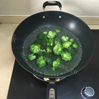 家常菜蒜炒西兰花做法图解3)
