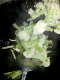家常菜肉片炒菜花做法图解8)