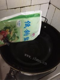 酱香白花菜盐菜烧鲫鱼做法图解4)