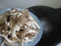 家常菜蘑菇炒青菜做法图解2)