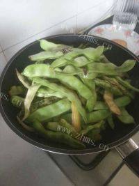 美味的五花肉炖豆角做法图解5)