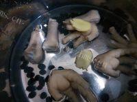 黑豆凤爪汤自制做法图解12)