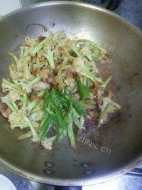 家常菜五花肉炒菜花做法图解9)