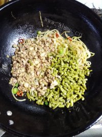 回味无穷的肉末酸豆角粉条做法图解10)