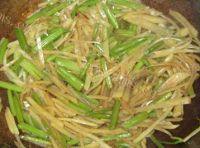 美味的芹菜炒土豆丝做法图解6)