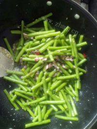 家常菜豇豆炒肉丝做法图解4)