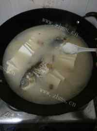 芳香四溢的豆腐鲫鱼汤做法图解9)