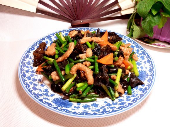 色香味俱全的蒜苔木耳炒肉