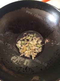 色泽鲜亮的青椒土豆片做法图解3)