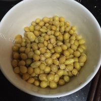 营养苦瓜黄豆煲排骨做法图解2)