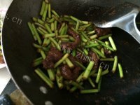 色香味俱全的蒜薹炒肉做法图解3)
