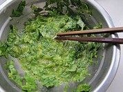 香糯的芹菜叶鸡蛋饼做法图解2)