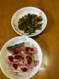 美味的家乡咸菜蒸鱼做法图解2)