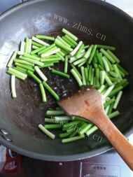 家常菜蒜苗炒肉做法图解6)