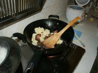 家常菜腊肉炒土豆做法图解5)