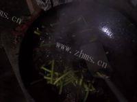 美味的蒜薹炒木耳做法图解8)