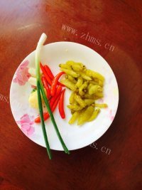 家常菜泡椒鲫鱼做法图解2)