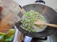 家常菜毛豆炒肉丝做法图解11)
