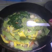 色泽鲜亮的臊子面