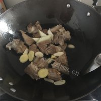 美味的啤酒排骨做法图解7)