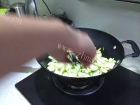 家常菜清炒西葫芦做法图解2)