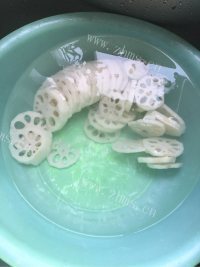 美味的胭脂藕片做法图解2)