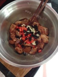 热腾腾的豉汁蒸排骨做法图解6)