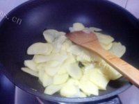 家常菜青椒炒土豆片做法图解5)