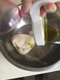 自制芝心披萨做法图解4)