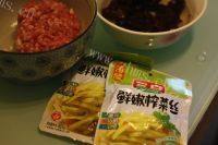 让人怀念的榨菜鲜肉胡萝卜包子做法图解4)