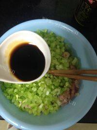 家庭版芹菜猪肉水饺做法图解3)