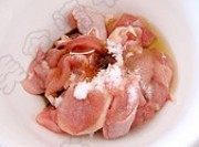 美味的栗子鸡饭做法图解2)