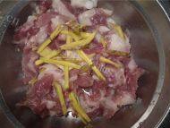 「健康美食」皮蛋瘦肉粥做法图解2)