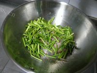 家常菜蒜薹炒肉做法图解4)