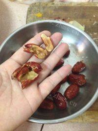 美味的红枣枸杞蒸鸡做法图解3)