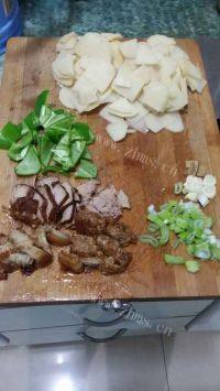家常菜肉炒土豆片做法图解1)