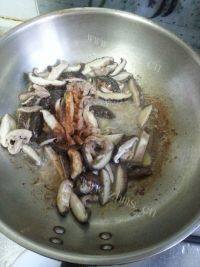 家常菜香菇炒肉丝做法图解9)