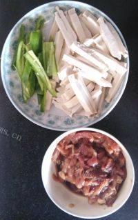 家常菜豆干炒肉做法图解1)