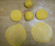美味的金灿灿的小笼包做法图解6)