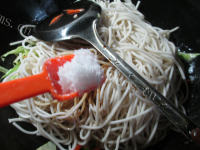 家常虾仁圆白菜炒面做法图解6)