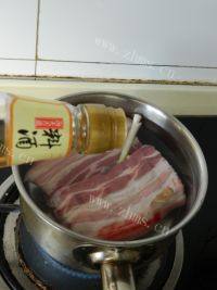 自制广式脆皮烧肉做法图解3)
