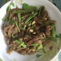 家常茄子炒芹菜做法图解8)