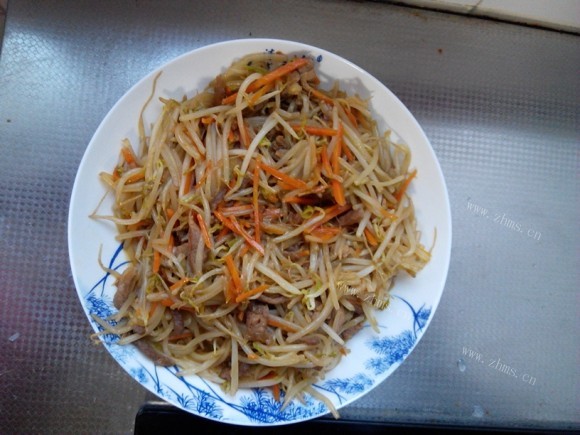 营养丰富的豆芽炒肉