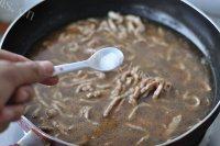 健康营养的榨菜肉丝面做法图解10)