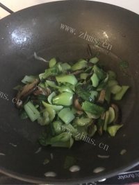 家常菜上海青炒香菇做法图解3)