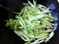 家常菜芹菜炒腊肉做法图解5)