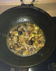 美味的香菇土豆炖鸡腿做法图解4)