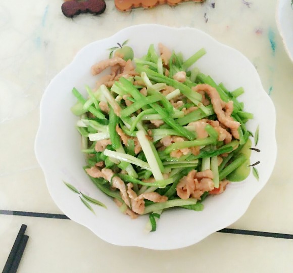 热腾腾的韭黄炒肉丝