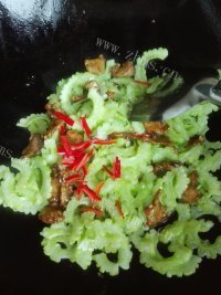 美味的苦瓜炒肉做法图解8)