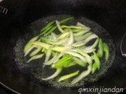 家常菜西芹炒猪肝做法图解3)
